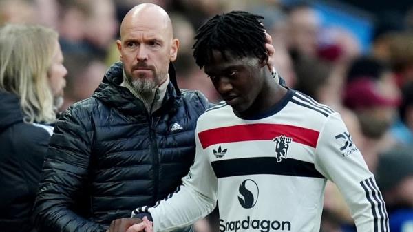 Manchester United manager Erik ten Hag (L) had to substitute Kobbie Mainoo at Villa Park