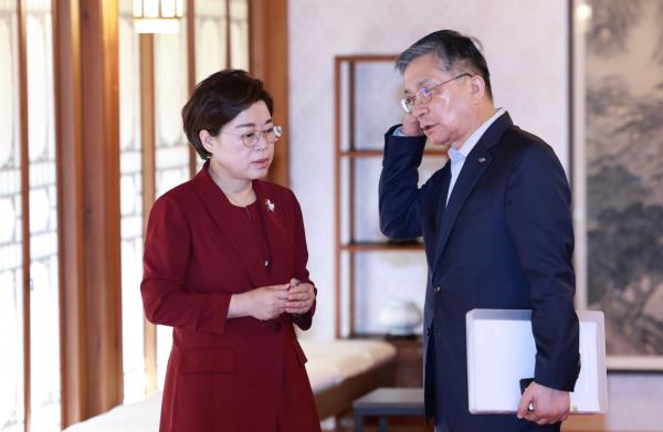 Korea Land and Housing Corp. CEO Lee Han-jun and Rep. Kim Jung-jae of the PPP speaks at a high-level policy coordination meeting held in Seoul on Wednesday. (Yonhap)
