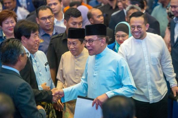 Anwar: GLCs will start accepting TVET grads, paying interns RM800 per month