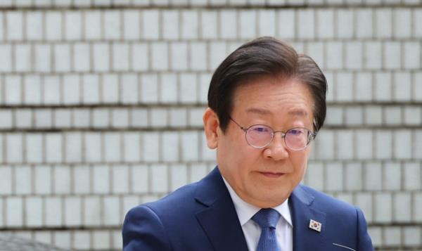 民主党主席李在明于周五在首尔中央地方法院出席听证会。(联合通讯社)