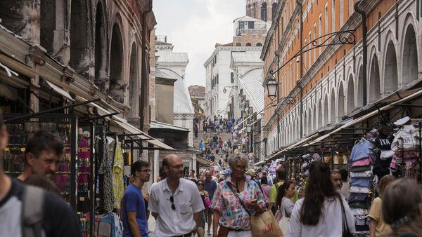 Venice to limit size of tourist groups to 25 people from June